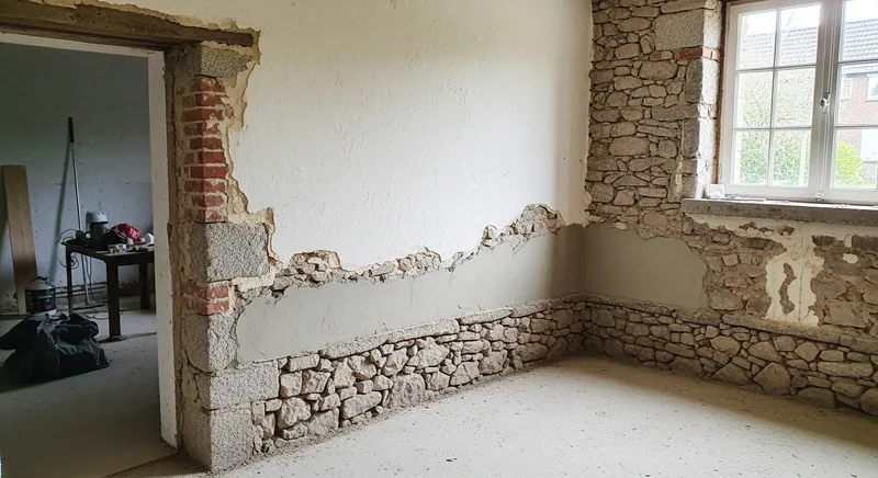 Ancienne étable en pierre reconvertie en pièce de vie à Pleuven